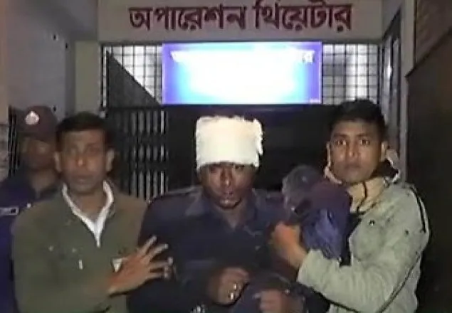 নিয়ন্ত্রণ হারিয়ে পুলিশের বাস খাদে, আহত ২০