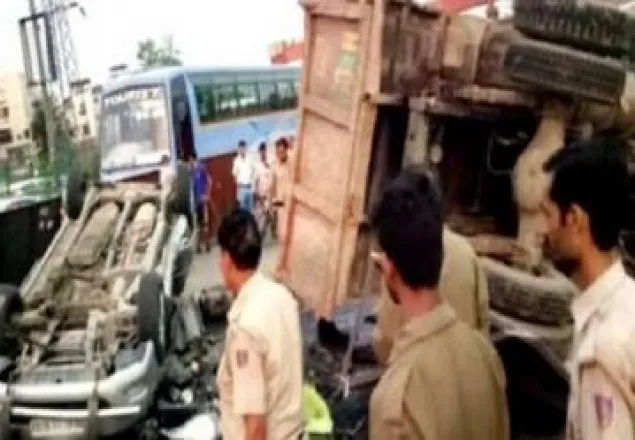 উত্তর প্রদেশে সড়ক দুর্ঘটনায় নিহত ১১