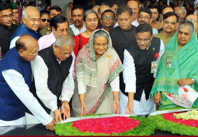 বঙ্গবন্ধুর প্রতিকৃতিতে ফুল দিয়ে শ্রদ্ধা জানালেন শেখ হাসিনা   