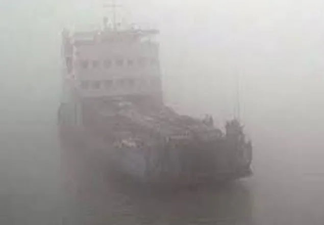 ঘন কুয়াশায় ফেরি চলাচল বন্ধ