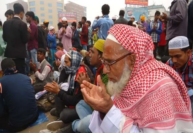 আখেরি মোনাজাত চলছে