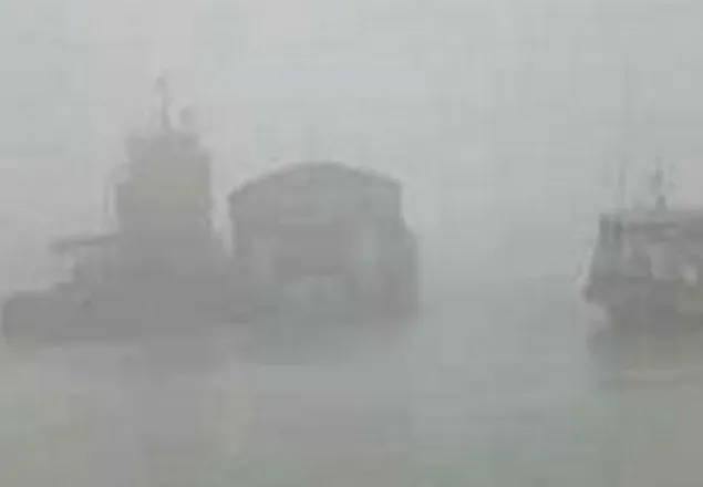 ঘন কুয়াশায় ফেরি চলাচল বন্ধ