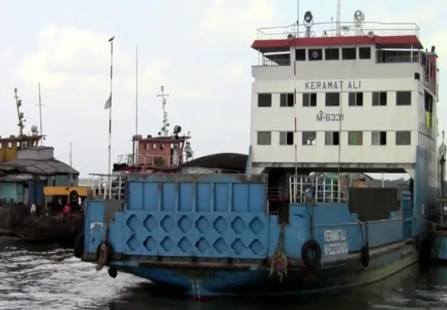 কাঁঠালবাড়ি-শিমুলিয়ায় ফেরি চলাচল বন্ধ 