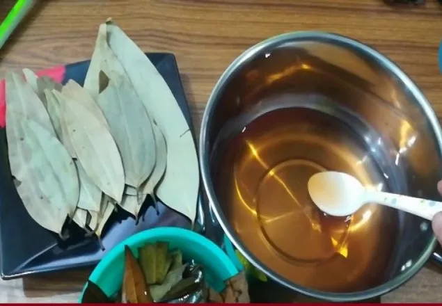 ব্যথা উপশমে দ্রুত কার্যকরী তেজপাতার তেল   