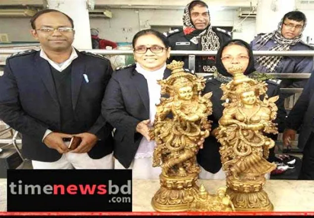 বেনাপোলে রাধা-কৃষ্ণের মূর্তিসহ আটক ১