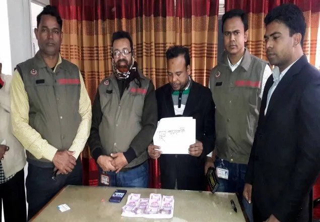 বেনাপোলে সাড়ে ৩ লাখ ভারতীয় রূপিসহ পাসপোর্ট যাত্রী আটক