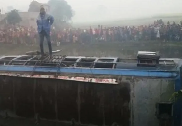 ভারতে বাস দুর্ঘটনায় নিহত ৮