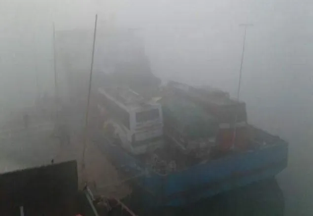 পদ্মায় ফেরি চলাচল বন্ধ
