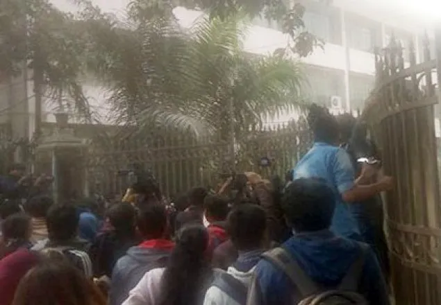 ঢাবি উপাচার্যের কার্যালয় ঘেরাও
