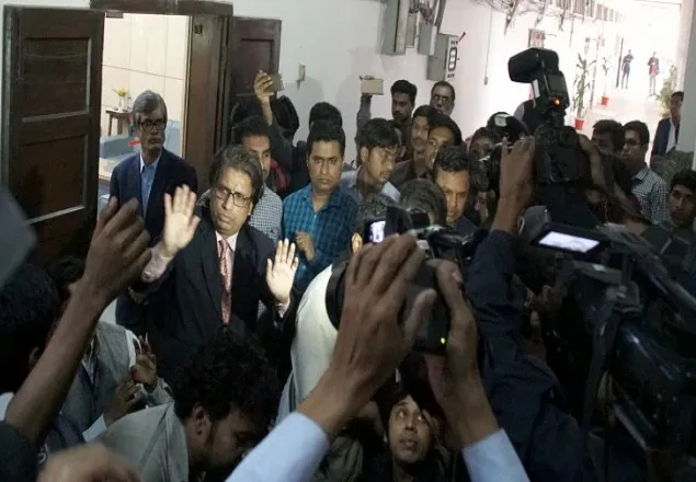 ভিসিকে উদ্ধারে বিক্ষোভকারীদের পেটাল ছাত্রলীগ