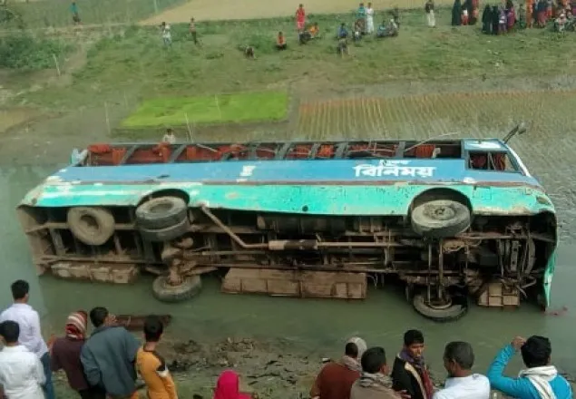 টাঙ্গাইলে যাত্রীবাহী বাস নদীতে, আহত ৩০ 