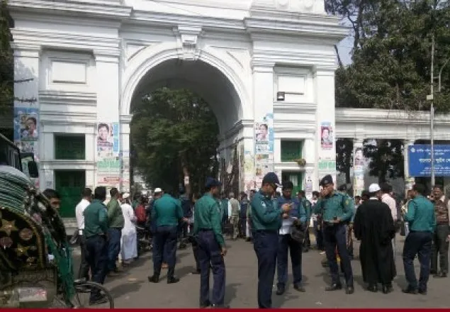 হাইকোর্টের সামনে থেকে ২০/২৫ নেতাকর্মী আটক   