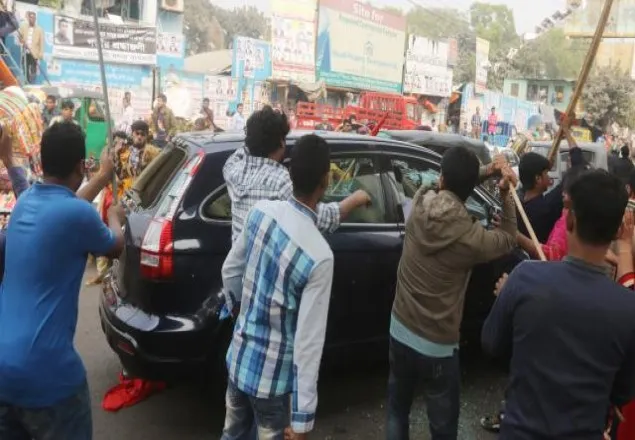 বিজিএমইএ ভবনে হামলা, আহত ৩