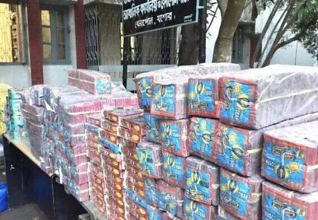 বেনাপোলে সাড়ে ৩ মণ আতশবাজি জব্দ