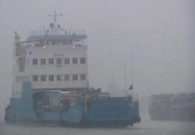 কুয়াশায় মাঝ পদ্মায় আটকা ৭ ফেরি