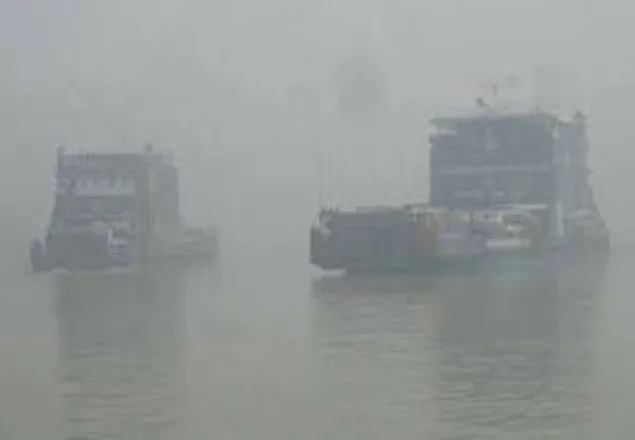 ঘন কুয়াশায় পদ্মাতে ফেরি চলাচল বন্ধ