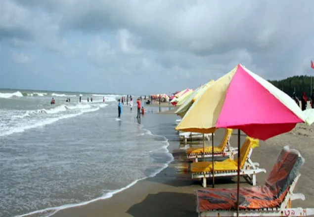  আশঙ্কায় কক্সবাজার ছাড়ছেন পর্যটকরা
