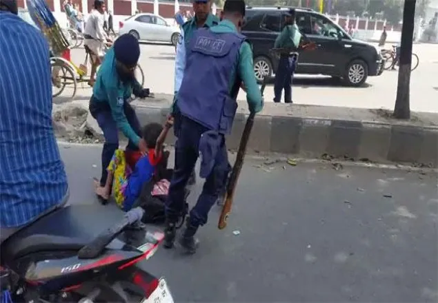 ঢাকার রাস্তায় প্রকাশ্যে শিশুকে পুলিশের নির্যাতন (ভিডিও)