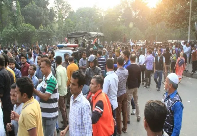 পুলিশী বেষ্টনী ভেঙে খালেদা জিয়ার গাড়িবহরে হাজারো নেতাকর্মীদের ঢল