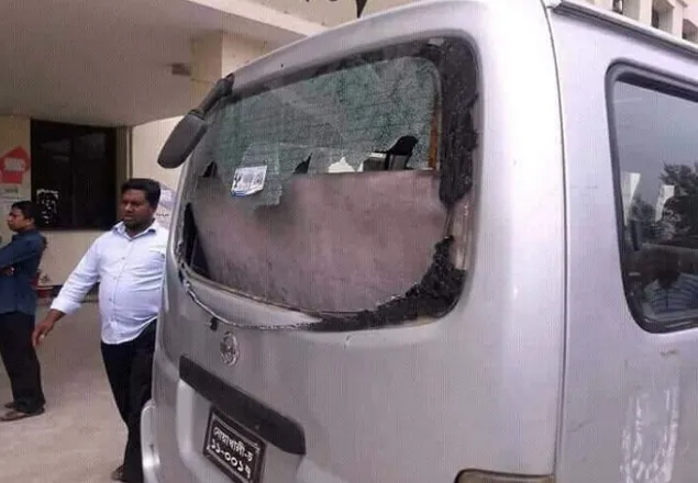 নোবিপ্রবির ৩ টি মাইক্রোবাসে দুর্বৃত্তের হামলা ,আহত ২