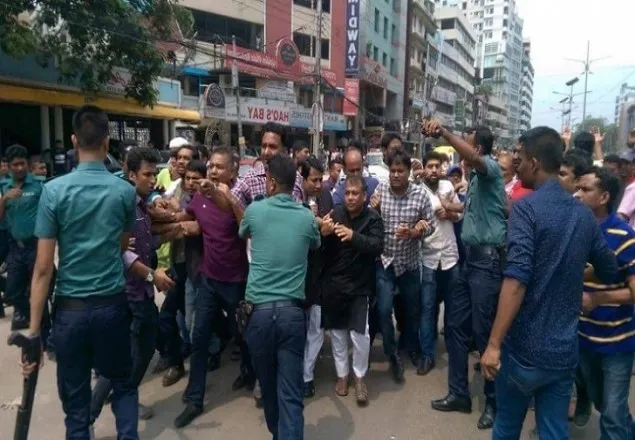 বিএনপির বিক্ষোভ : খালেদা জিয়ার নিঃশর্ত মুক্তি দাবি