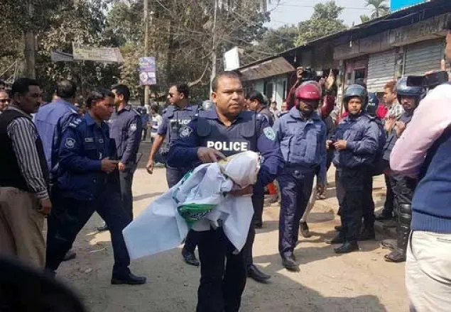 ঠাকুরগাঁওয়ে বিএনপির মানববন্ধনের ব্যানার ছিনিয়ে নিলো ওসি