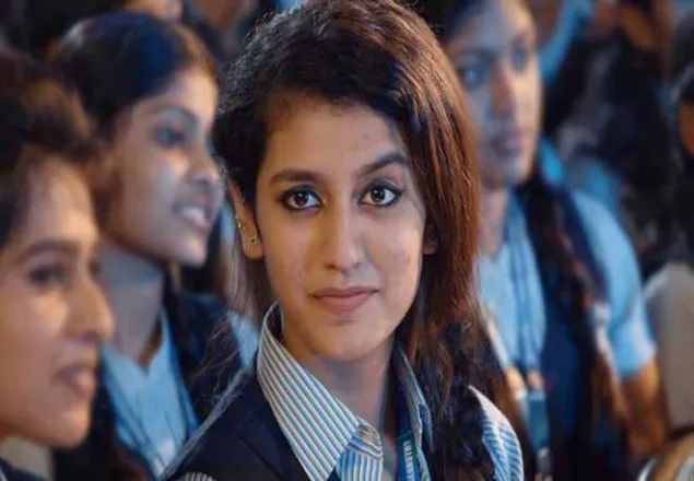 নেট দুনিয়ায় ঝড় তোলা কে এই তরুণী?(ভিডিও)