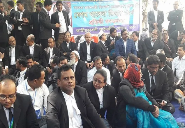 খালেদা জিয়ার মুক্তির দাবিতে আইনজীবীদের অনশন 