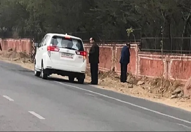 রাস্তায় দাঁড়িয়ে প্রসাব করলেন ভারতের স্বাস্থ্যমন্ত্রী