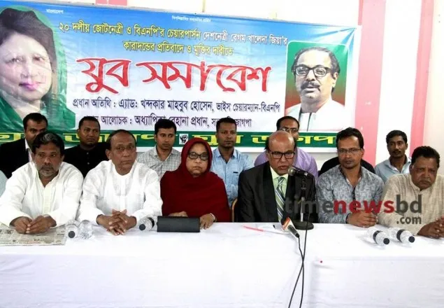 বাংলাদেশকে আগ্নেয়গিরির উপর দাঁড় করিয়েছে: খন্দকার মাহবুব    