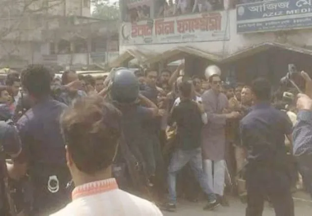 বিএনপির মিছিলে পুলিশের লাঠিচার্জ, আহত ২০