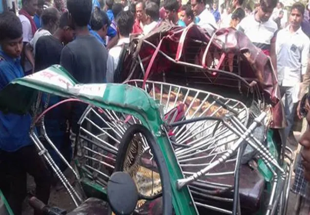 বাসের ধাক্কায় অটোরিকশার ৪ যাত্রী নিহত 