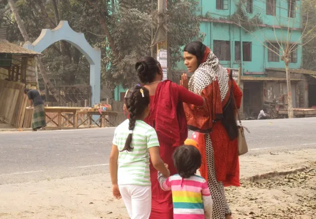 সাপের ভয় দেখিয়ে চাঁদা দাবী, আতংকে পথচারীরা!