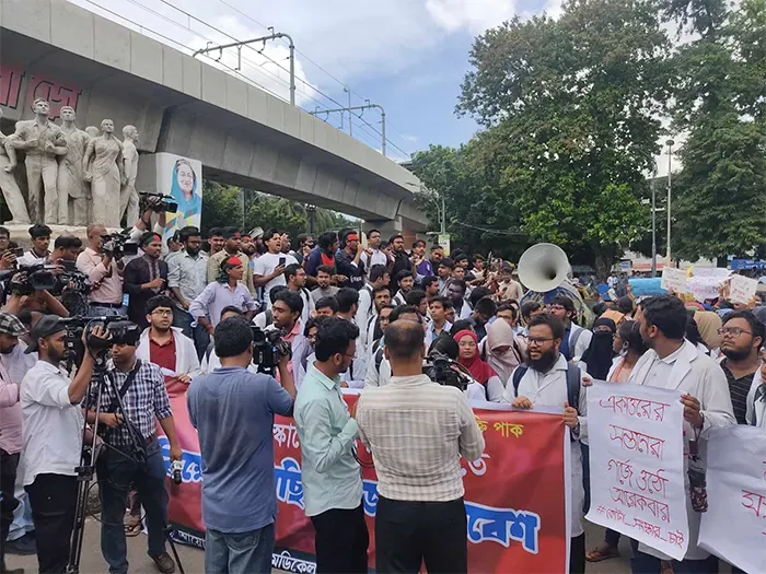 ঢাবিতে কোটা আন্দোলনকারীদের বিক্ষোভ চলছে