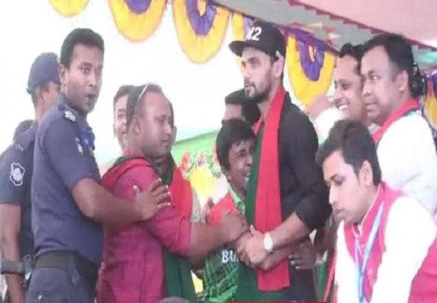 মাশরাফিকে জড়িয়ে ধরে কাঁদলো কিশোর