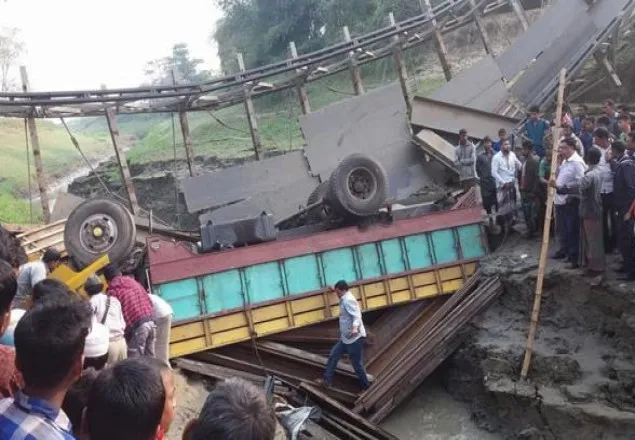 সুনামগঞ্জে ব্রিজ ভেঙে ট্রাক খাদে, নিহত ২ 
