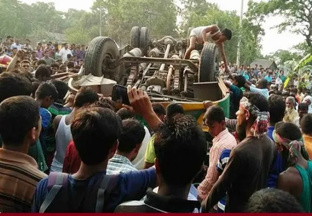 নারায়ণগঞ্জে লরির ধাক্কায় বাস উল্টে নিহত ৯