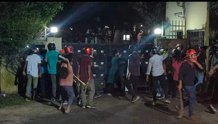 জাবি ভিসির বাসভবনে আশ্রয় নেওয়া শিক্ষার্থীদের ওপর ছাত্রলীগের হামলা, আহত শতাধিক