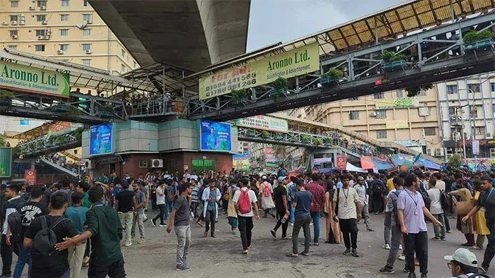 মিরপুর ১০ নম্বরে শিক্ষার্থীদের অবরোধ, যান চলাচল বন্ধ
