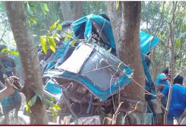 গোপালগঞ্জে বাস-ট্রাক সংঘর্ষে ৪ জন নিহত 