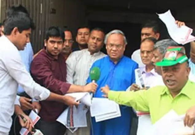 খালেদার মুক্তির দাবিতে বিএনপির লিফলেট বিতরণ চলছে
