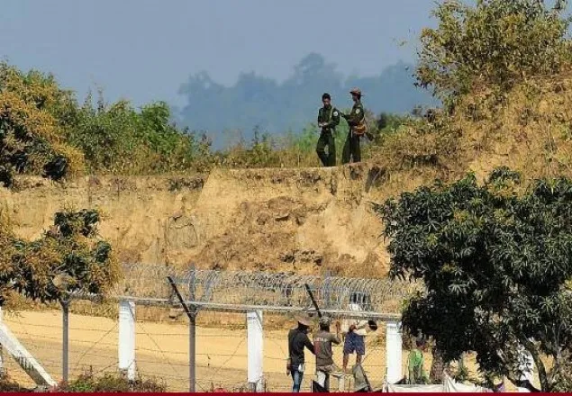 বাংলাদেশ সীমান্তে হঠাৎ ভারী অস্ত্র তাক করেছে মিয়ানমার  
