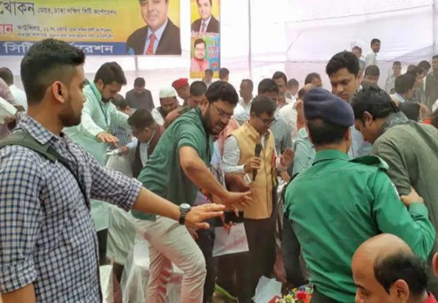মঞ্চ ভেঙে পড়ে গেছেন মেয়র সাঈদ খোকন  