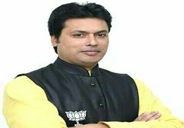 বাংলাদেশি ছেলের মাথায় ত্রিপুরার মুকুট!
