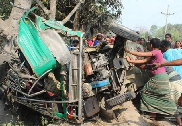কুষ্টিয়ায় বাস-মহেন্দ্রের সংঘর্ষে মা-মেয়েসহ নিহত ৪ 