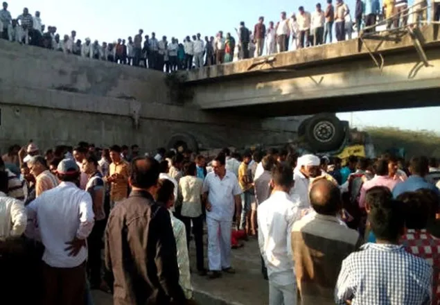 গুজরাটে বরযাত্রীবোঝাই ট্রাক নিয়ন্ত্রণ হারিয়ে নিহত ৩০