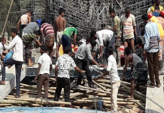 ফিলিং স্টেশনের ছাদ ধসে নিহত ২