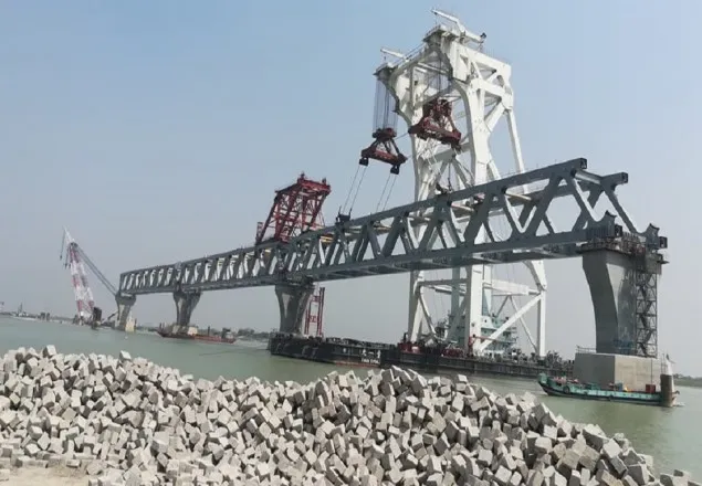 বসেছে তৃতীয় স্প্যান, দেখা যাচ্ছে ৪৫০ মিটার
