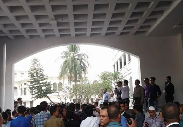 হাইকোর্ট প্রাঙ্গণে বিএনপি নেতাকর্মীদের উল্লাস