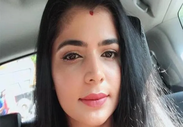 ভিড়ের মধ্যে গায়িকাকে যৌন হেনস্তা, রুখে দাঁড়ানোর ডাক